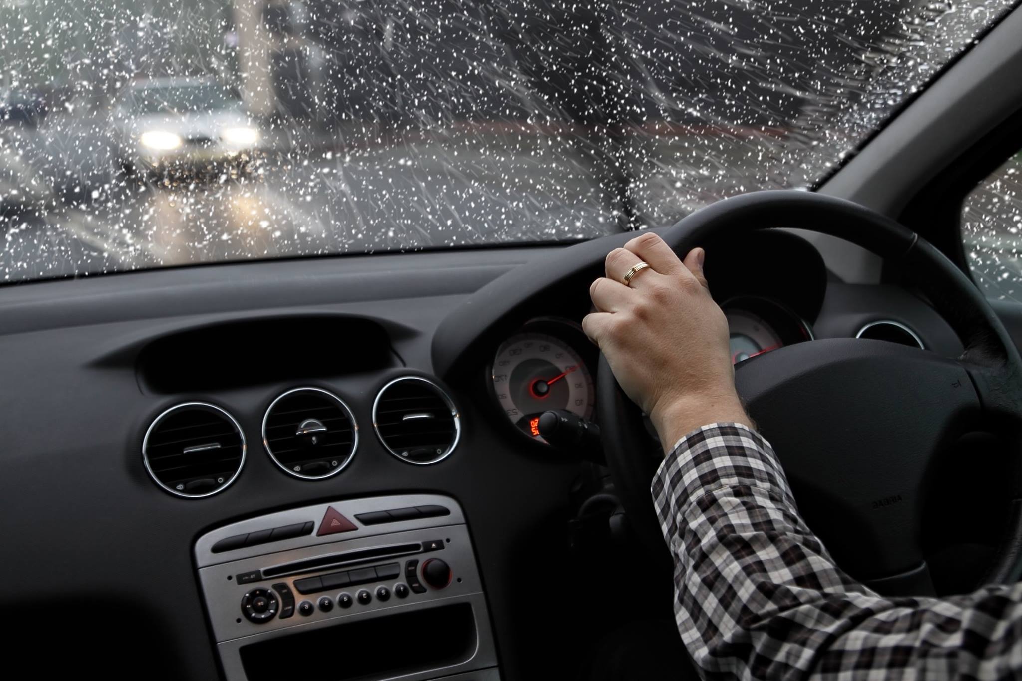 How to keep your car windscreen clear when it rains