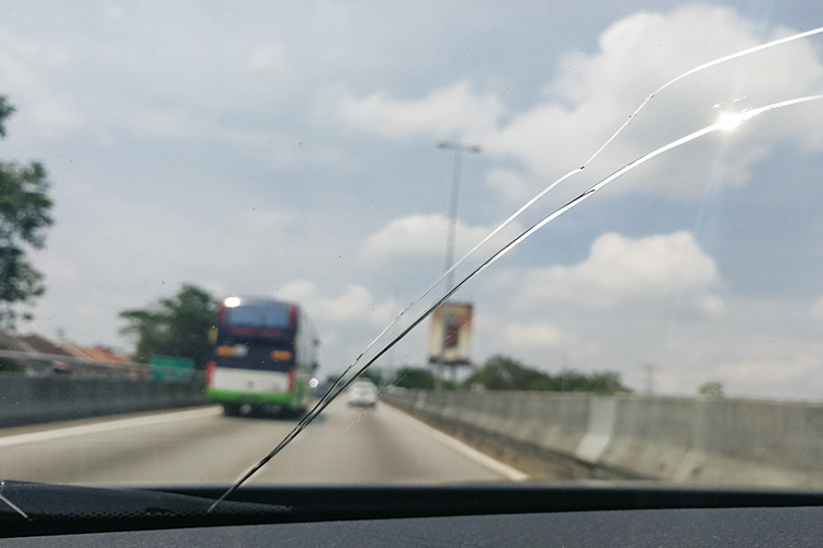 Cracked Windshield - Myths and Facts Cracked Windshield - Myths and Facts